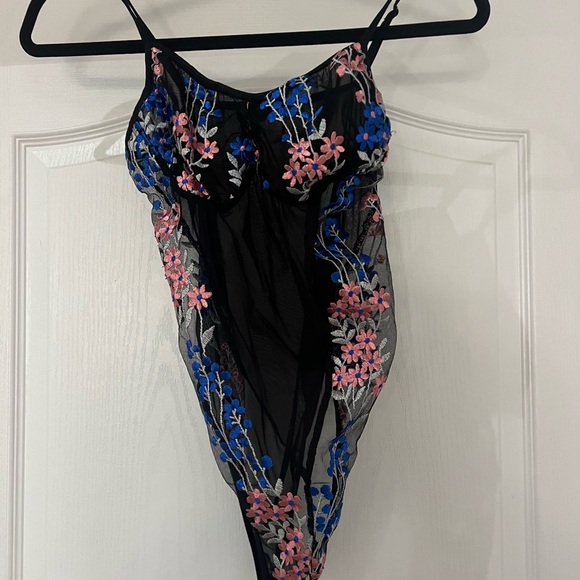 Floral and mesh embroidered bodysuit - Picture 2 of 2